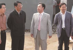 中共孝感市委書記黃關(guān)春到玉豐集團(tuán)項(xiàng)目建設(shè)現(xiàn)場(chǎng)慰問